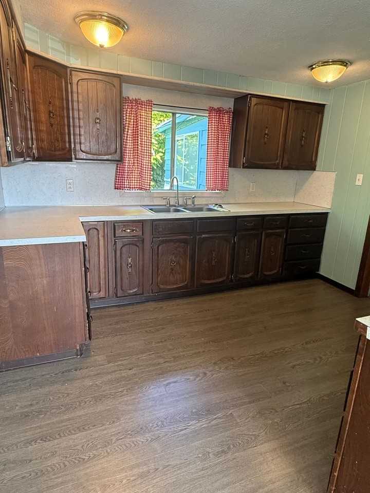 1955 Maple St - Photo 4 of 23