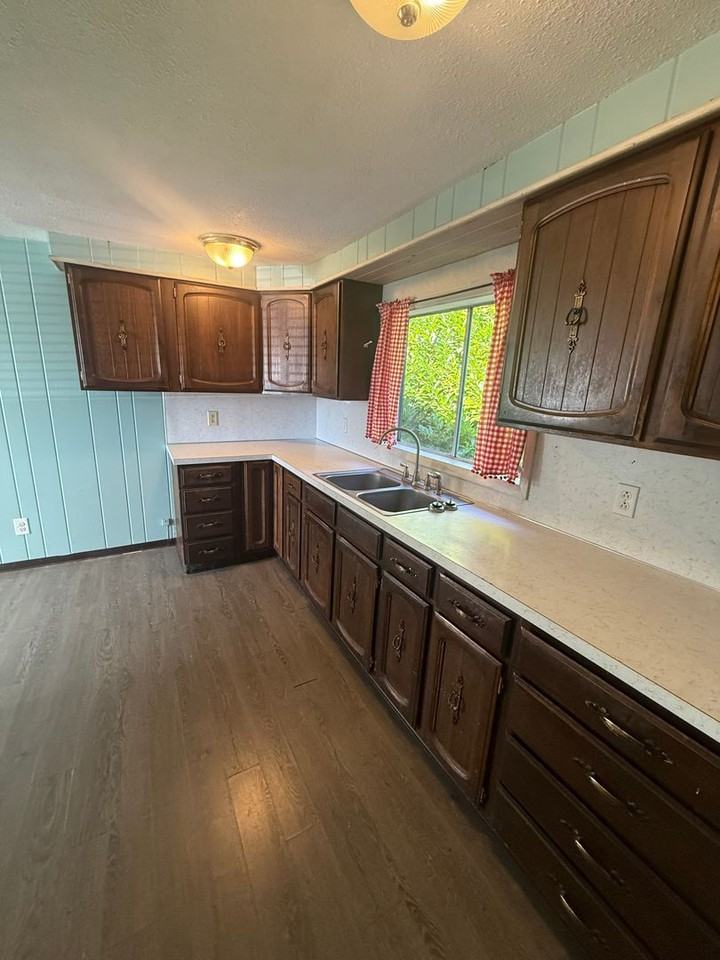 1955 Maple St - Photo 5 of 23