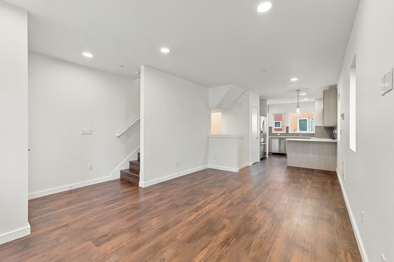 12516 15th Ave Ne - Photo 3 of 14