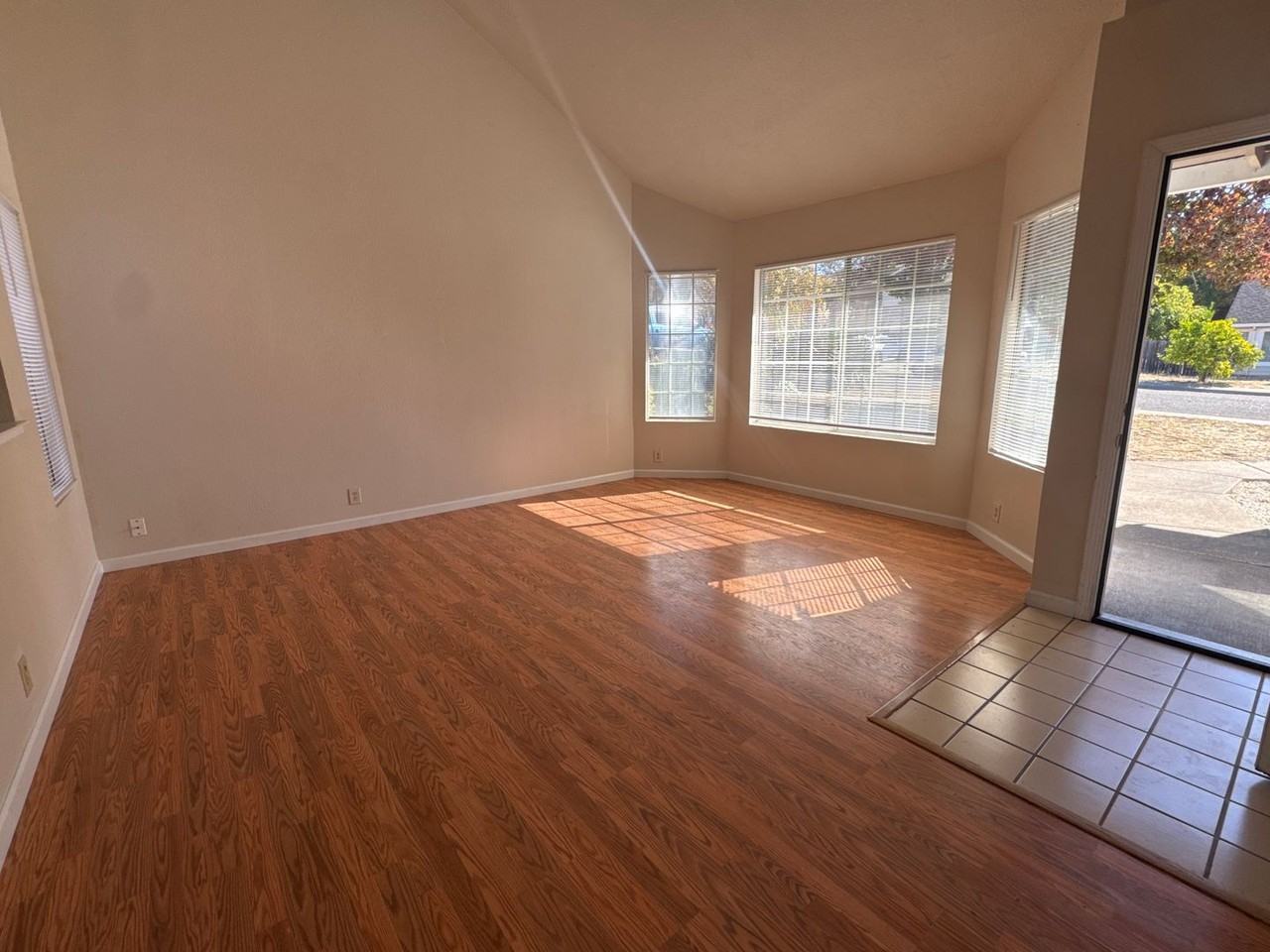 640 Angelina Way - Photo 6 of 47