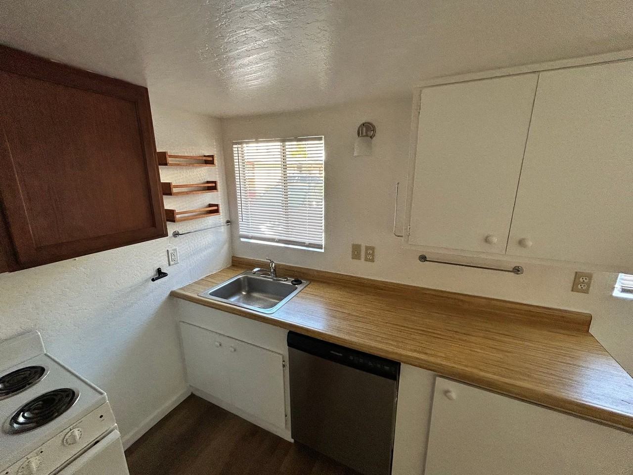 308 N Washington St - Photo 2 of 7