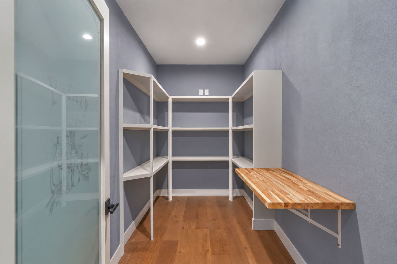 112 W Oak St - Photo 7 of 13