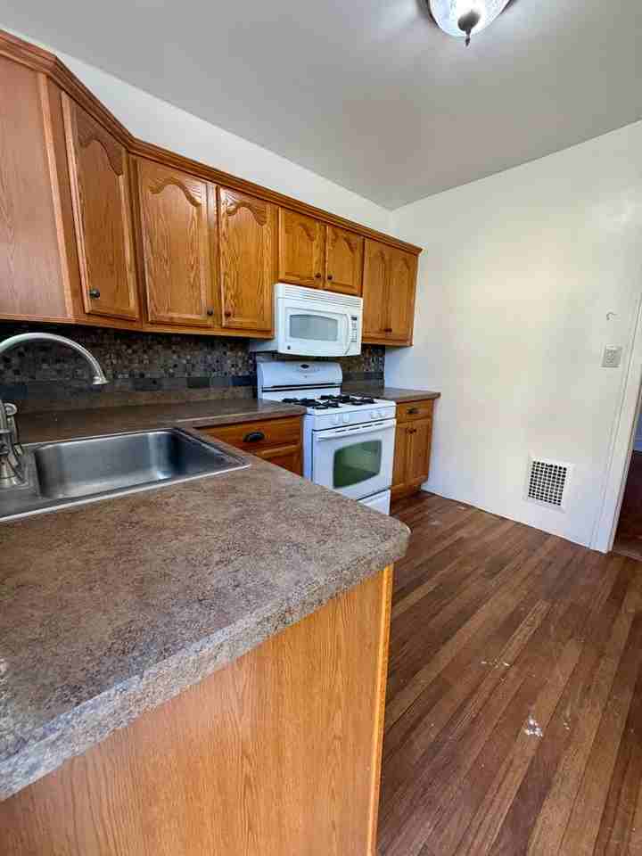 7 Rhodes Ave - Photo 4 of 25
