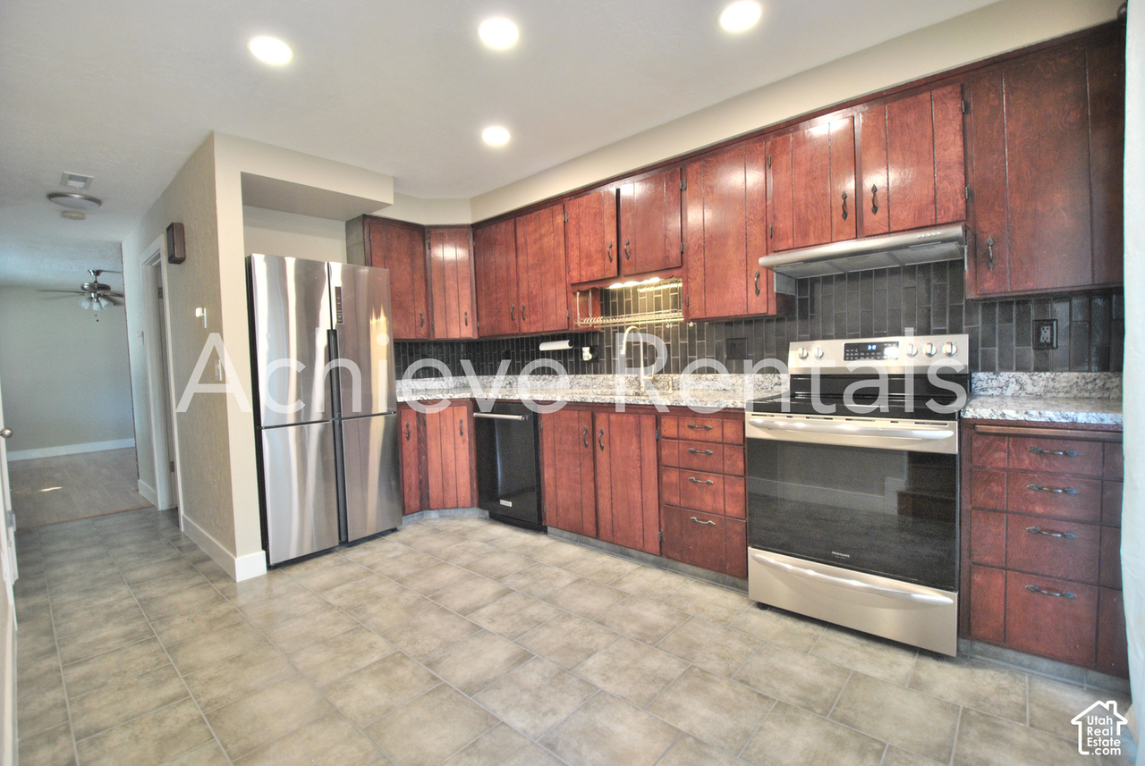 1010 N 250 W - Photo 2 of 16