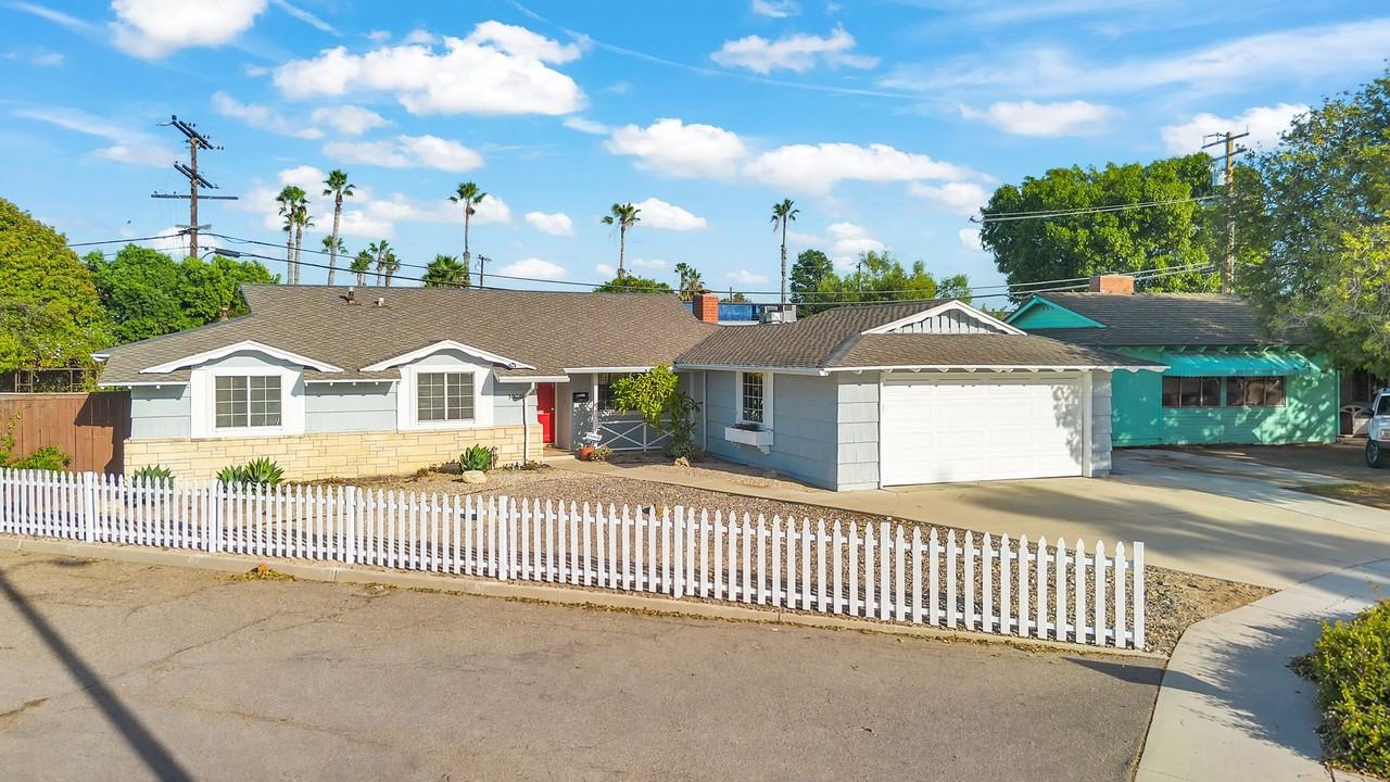 3020 Royal Palm Dr - Photo 2 of 31
