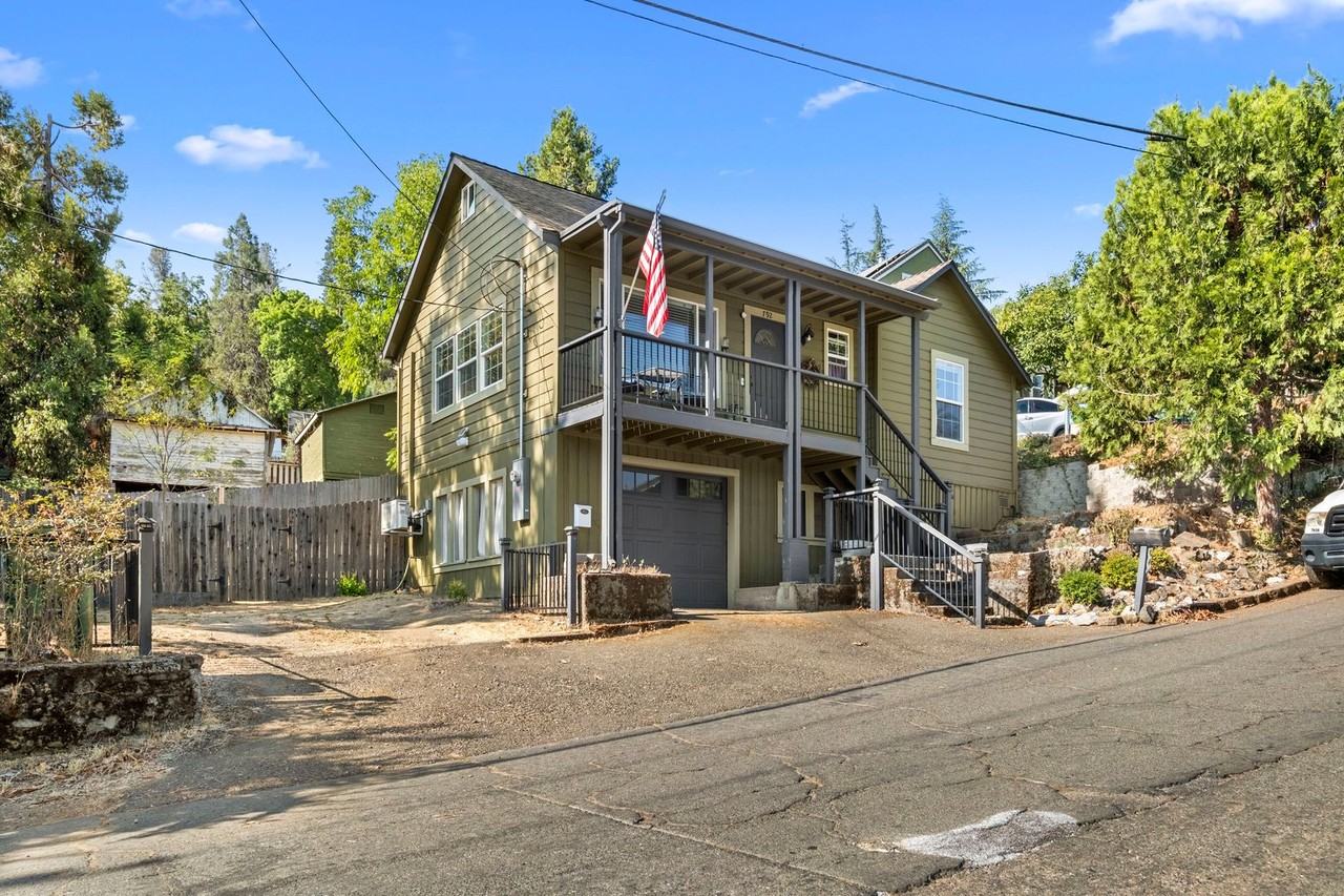 792 Fiske St - Photo 2 of 45