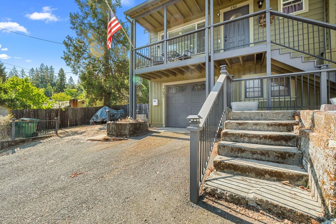 792 Fiske St - Photo 4 of 45