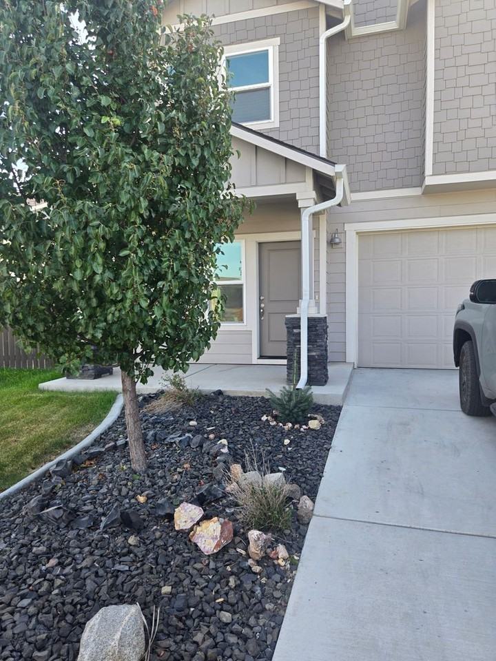 564 E Legacy Ave - Photo 2 of 32