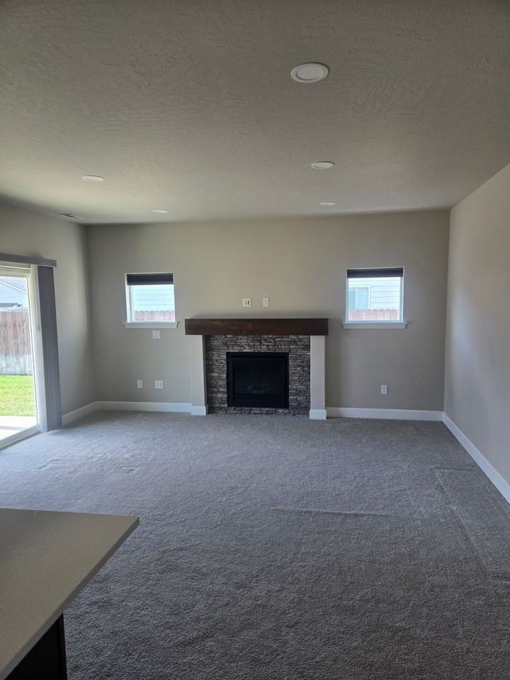 564 E Legacy Ave - Photo 3 of 32