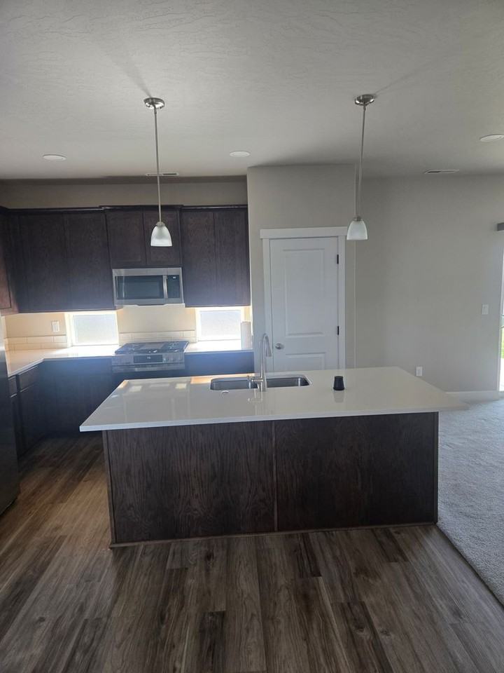 564 E Legacy Ave - Photo 4 of 32