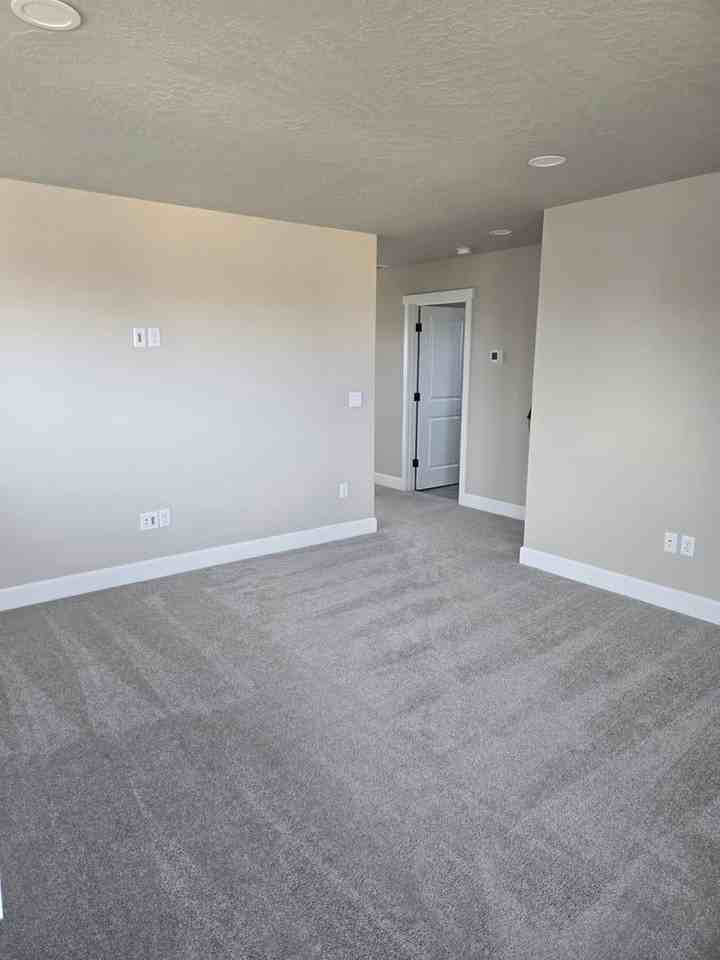 564 E Legacy Ave - Photo 5 of 32