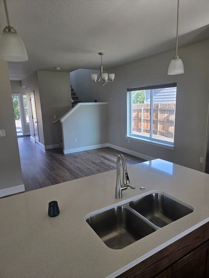 564 E Legacy Ave - Photo 7 of 32