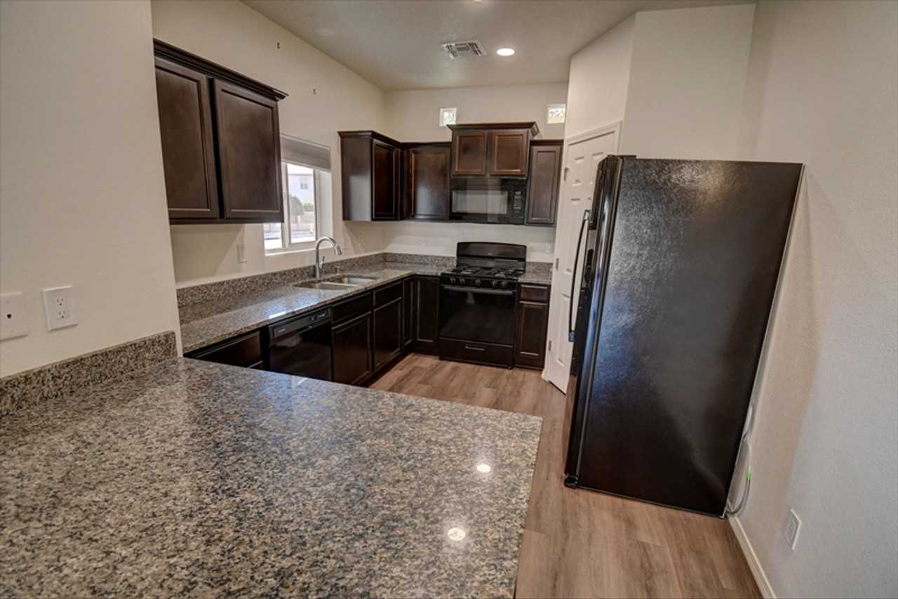 201 San Clemente Ave Nw - Photo 2 of 16