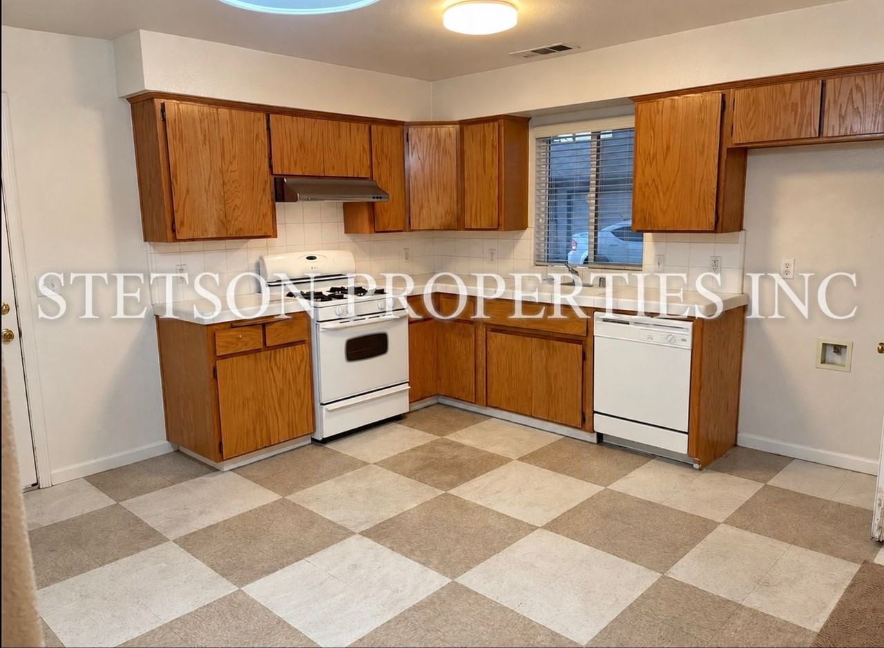 960 N Indiana St #B - Photo 2 of 5