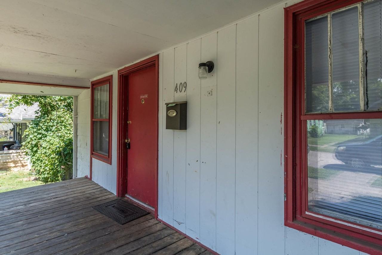 409 E 16th St - Photo 3 of 32