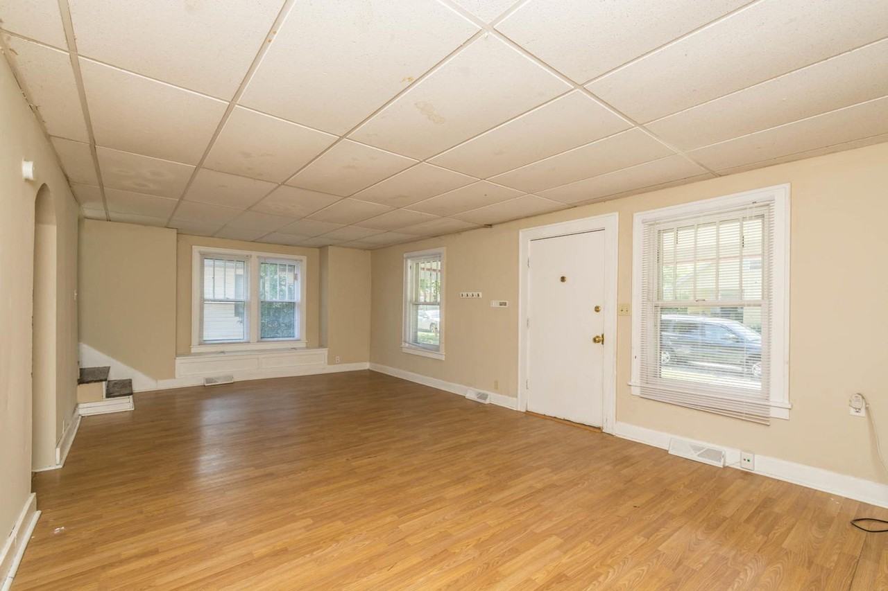 409 E 16th St - Photo 6 of 32