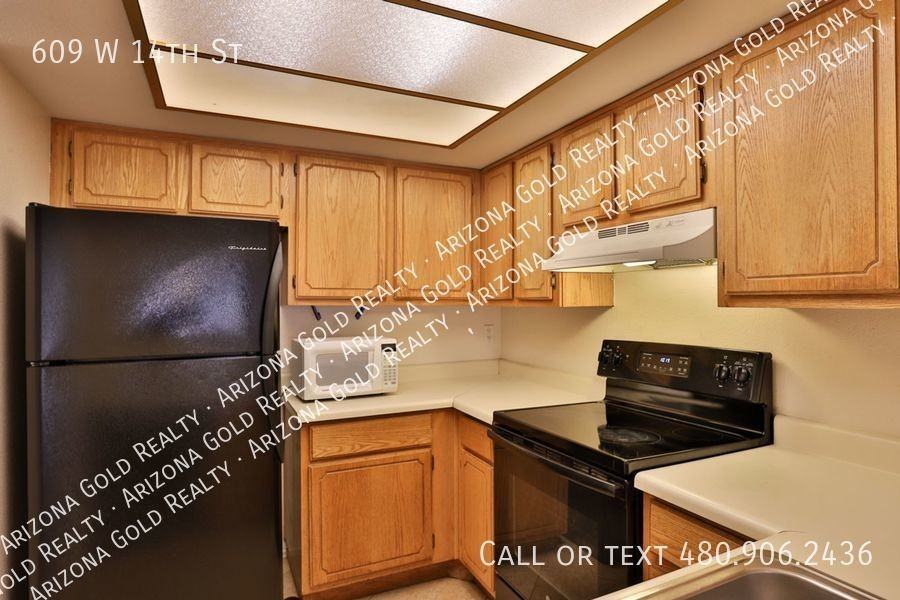 609 W 14th St - Photo 2 of 24