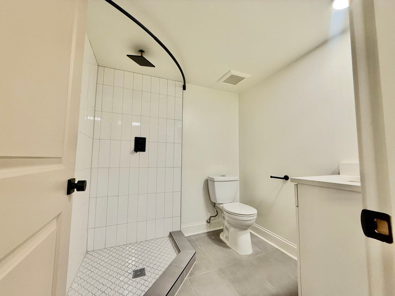 2201 Brookfield Ave #B02 - Photo 4 of 8