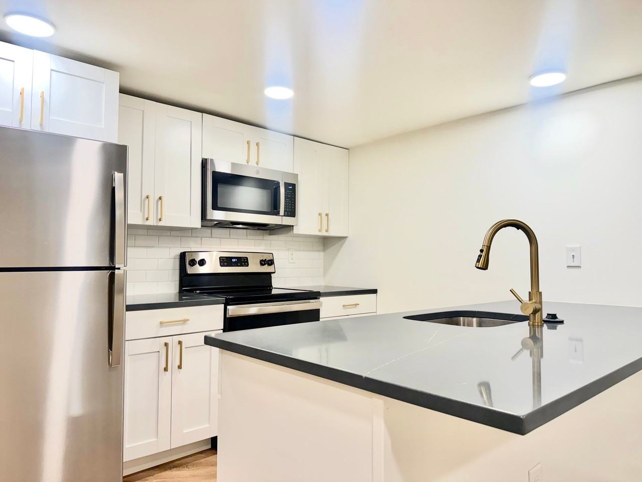 2201 Brookfield Ave #B02 - Photo 6 of 8