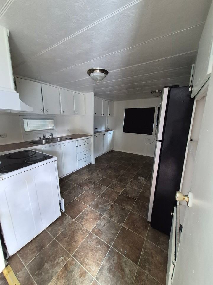 9726 4th Ave - Photo 3 of 8