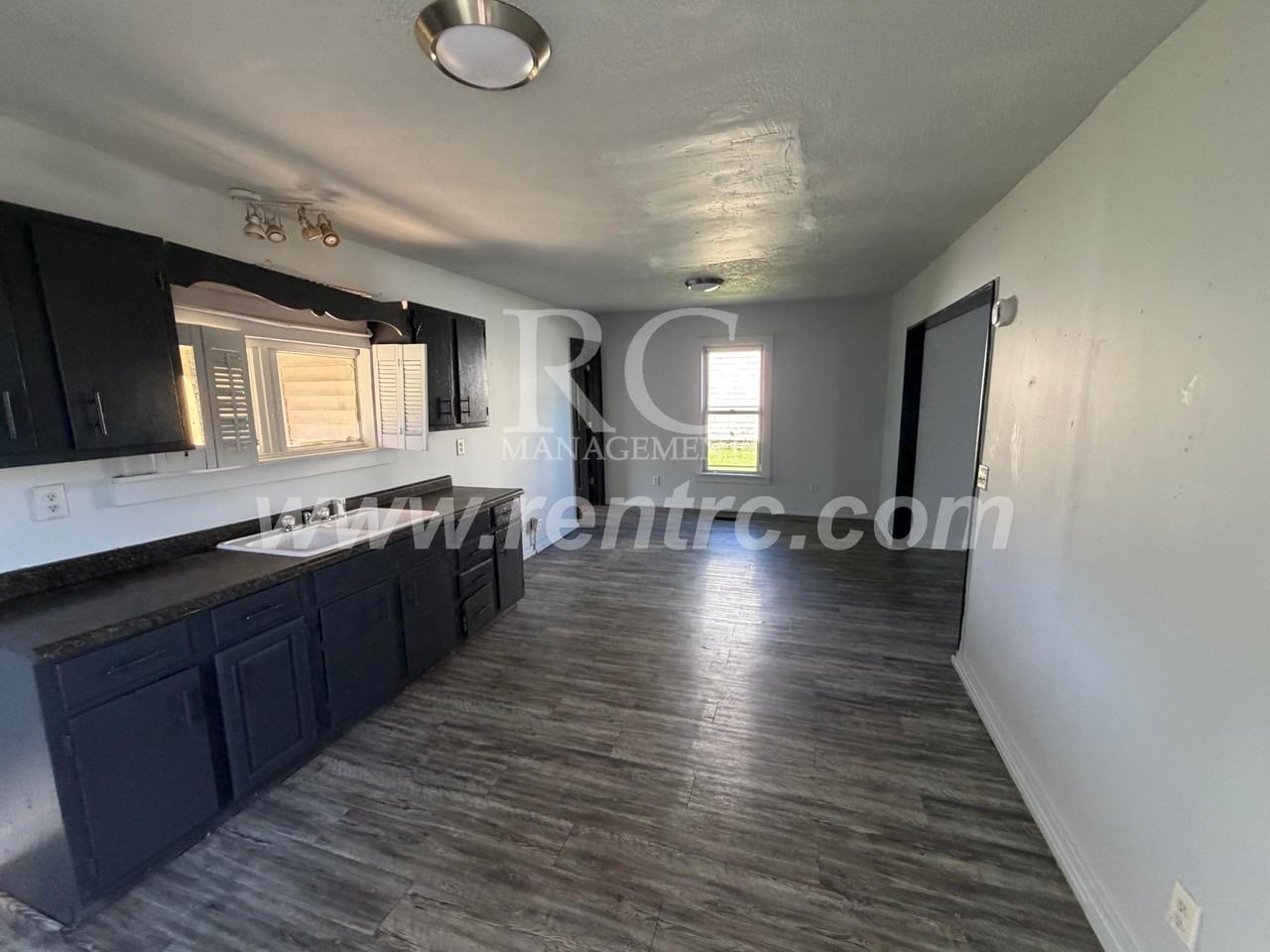 712 Commercial St - Photo 3 of 11