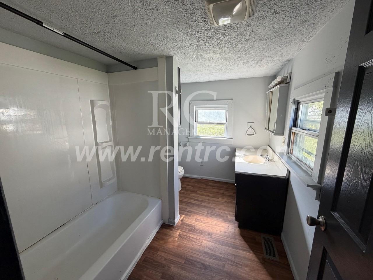 712 Commercial St - Photo 4 of 11