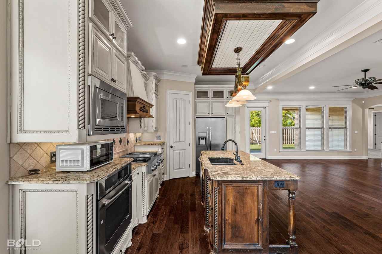 867 Saint Roch Ave - Photo 6 of 36