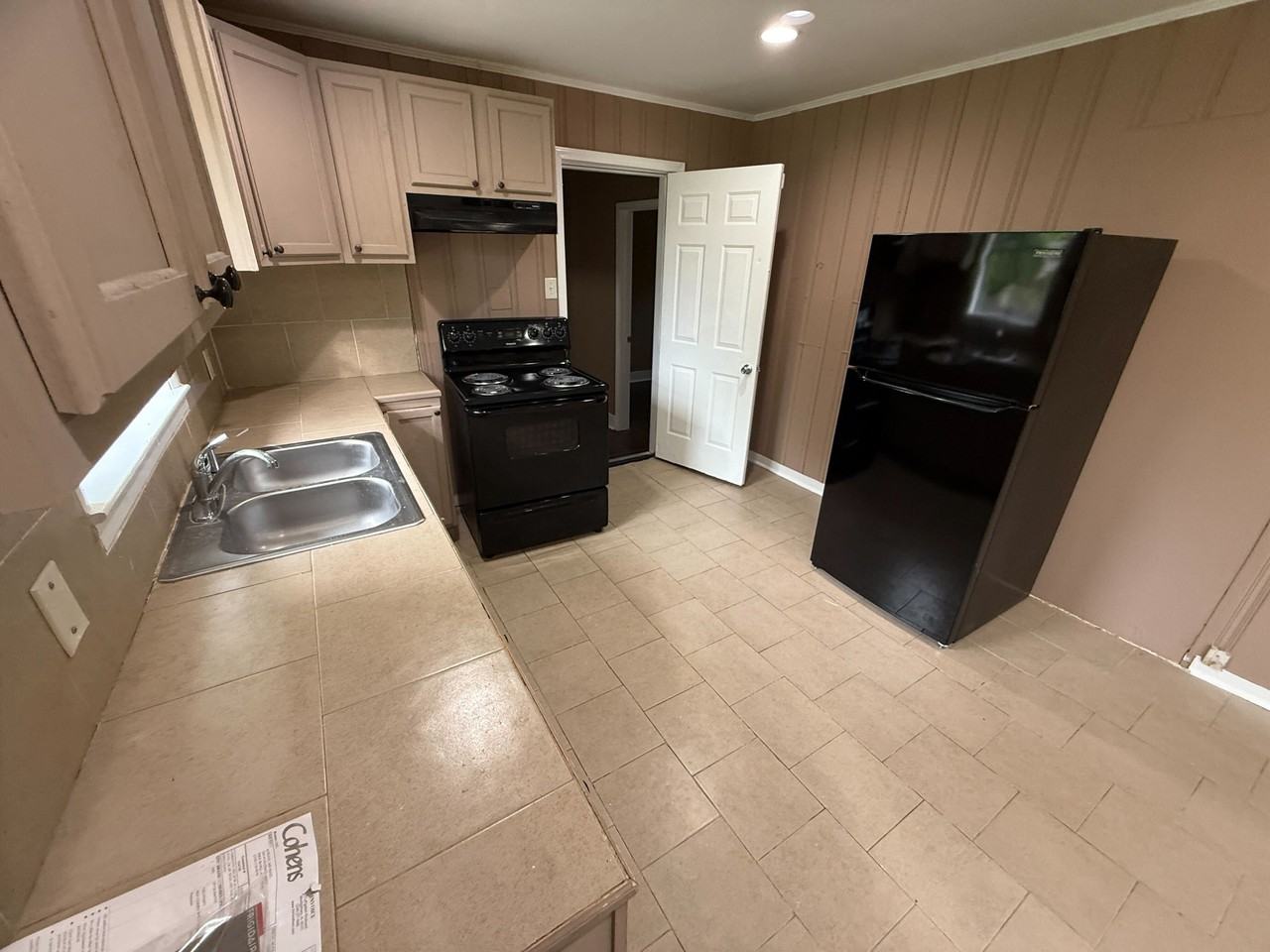 1231 Devonshire Dr - Photo 3 of 13