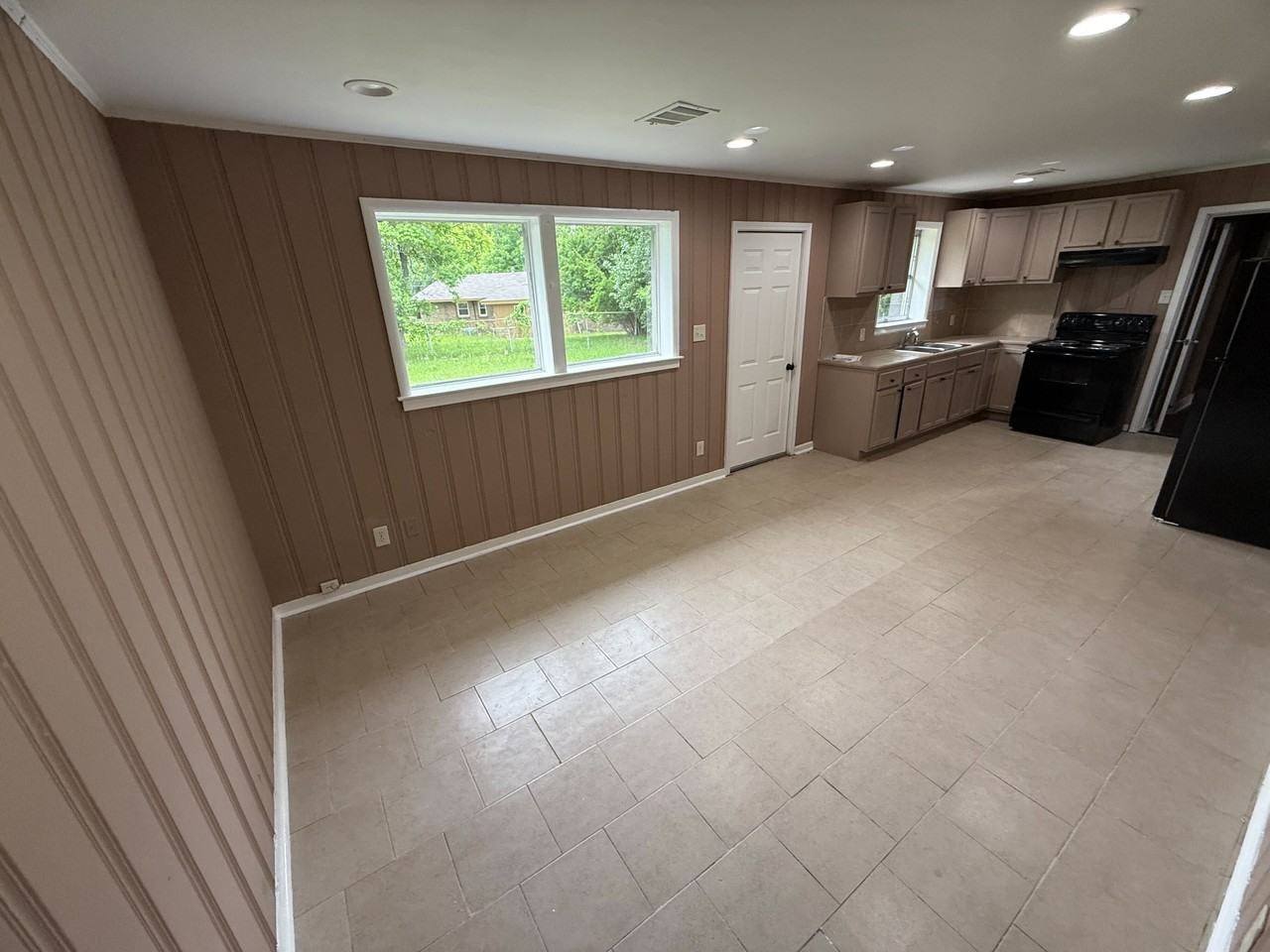 1231 Devonshire Dr - Photo 4 of 13