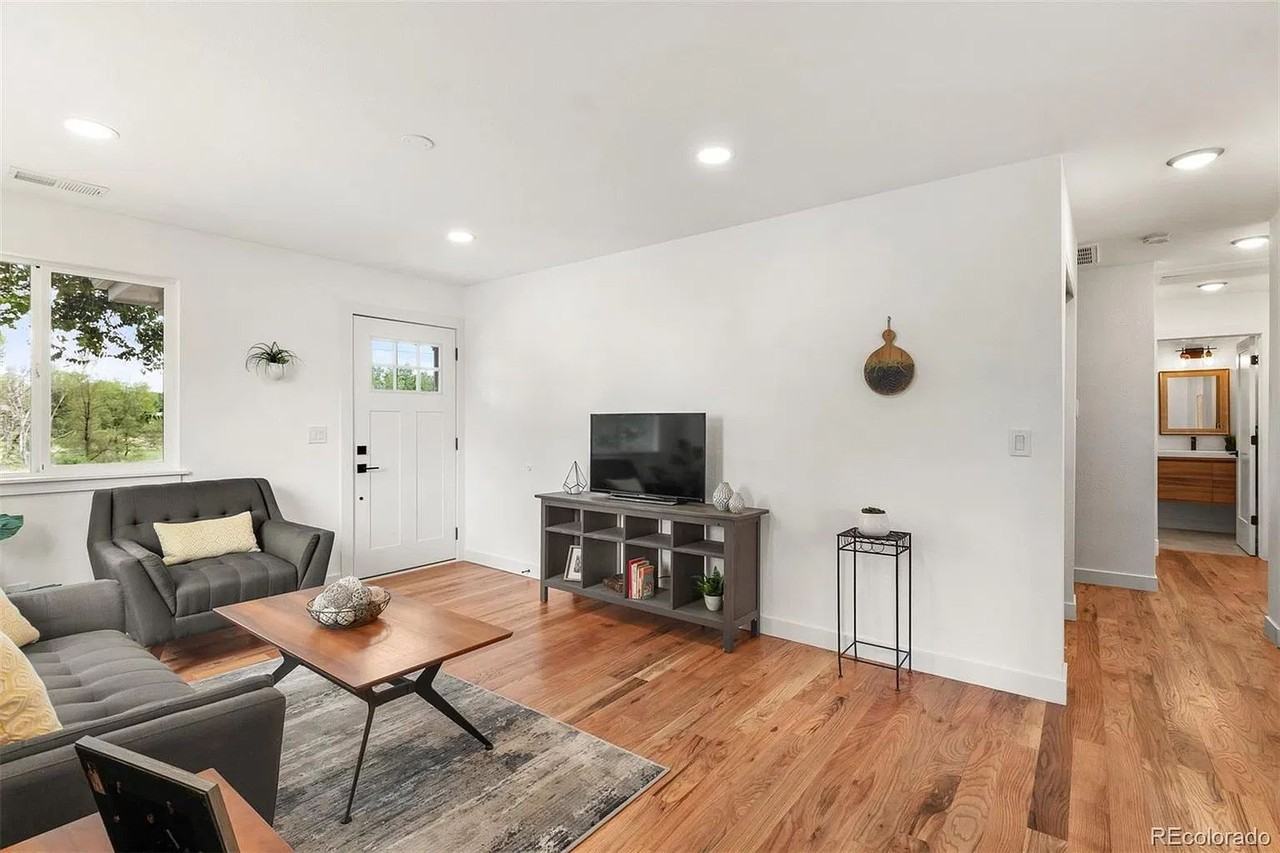 1201 Newton St - Photo 6 of 27