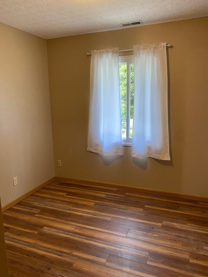 350 Leonard Dr - Photo 5 of 13
