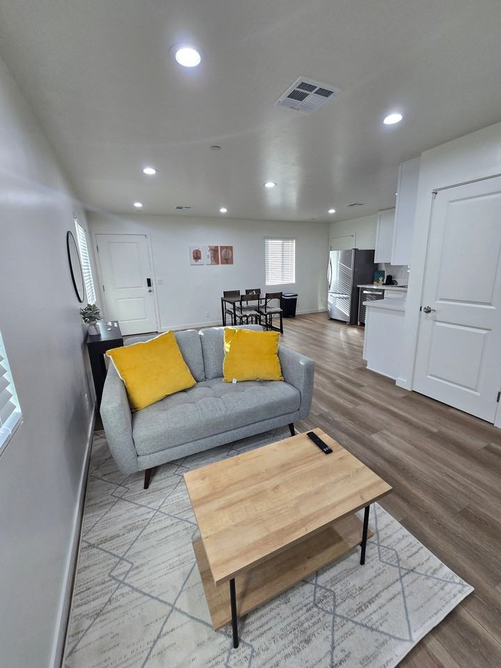 916 W Atkins Ave #C - Photo 3 of 12