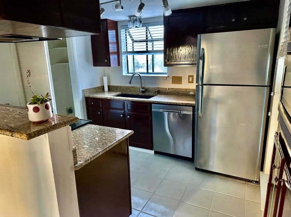 1510 W North Loop Blvd #711 - Photo 3 of 18