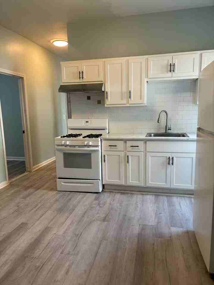 943 State St #1stFL - Photo 3 of 16