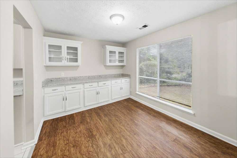 641 Oxford Hall Dr - Photo 4 of 10