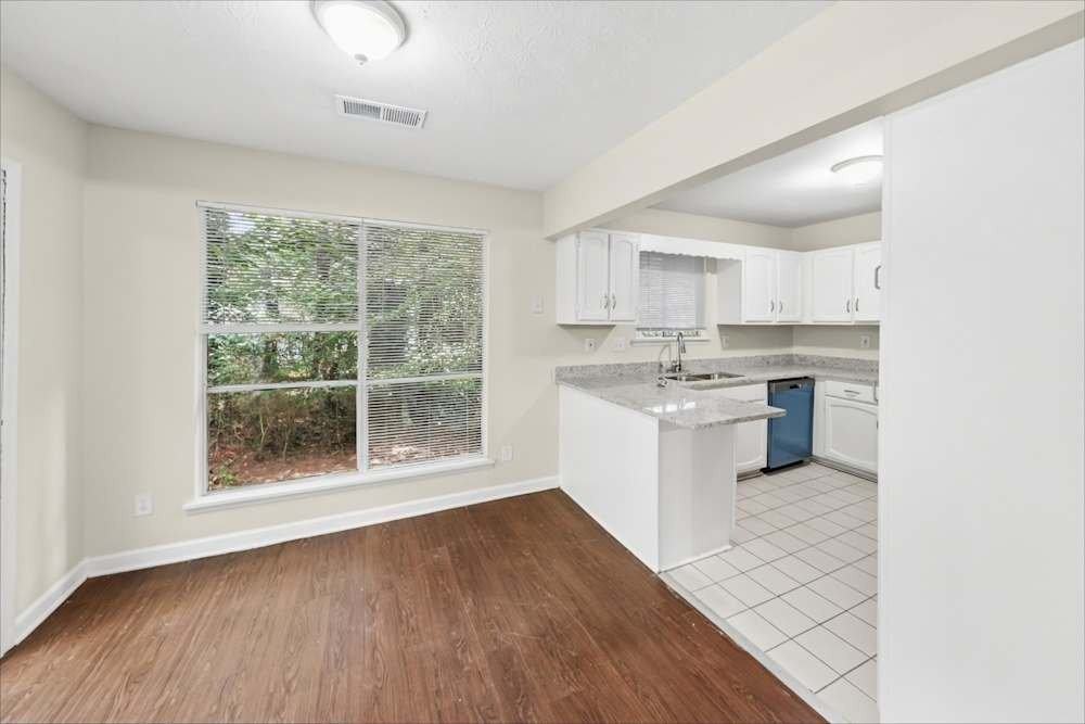641 Oxford Hall Dr - Photo 5 of 10