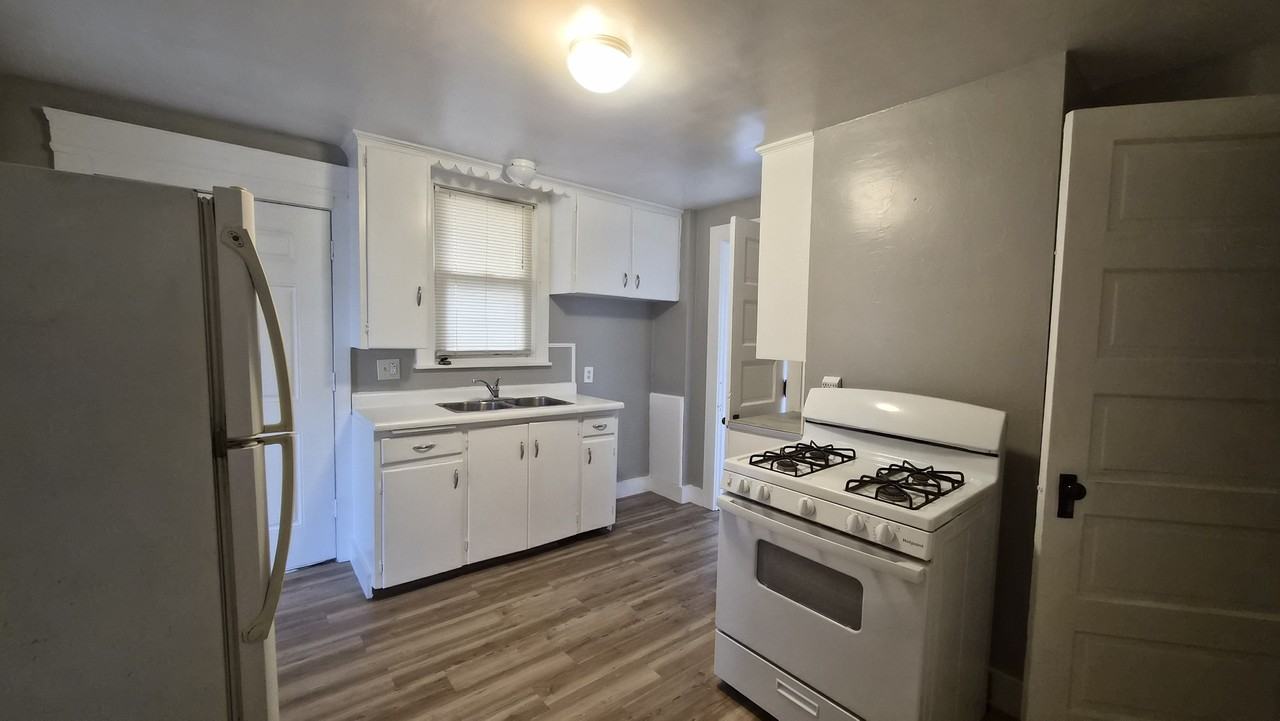 6 Whitney Ave S #1 - Photo 3 of 9