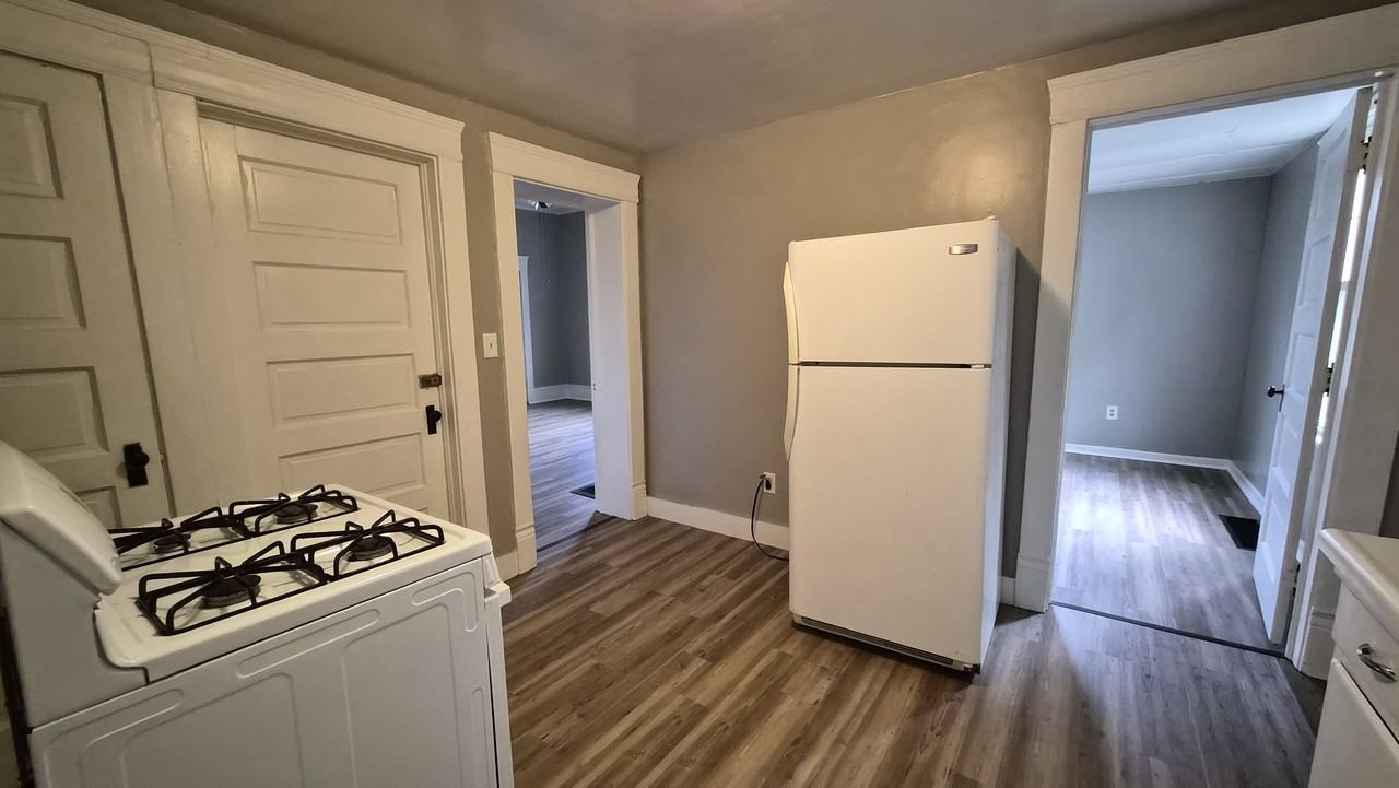 6 Whitney Ave S #1 - Photo 4 of 9