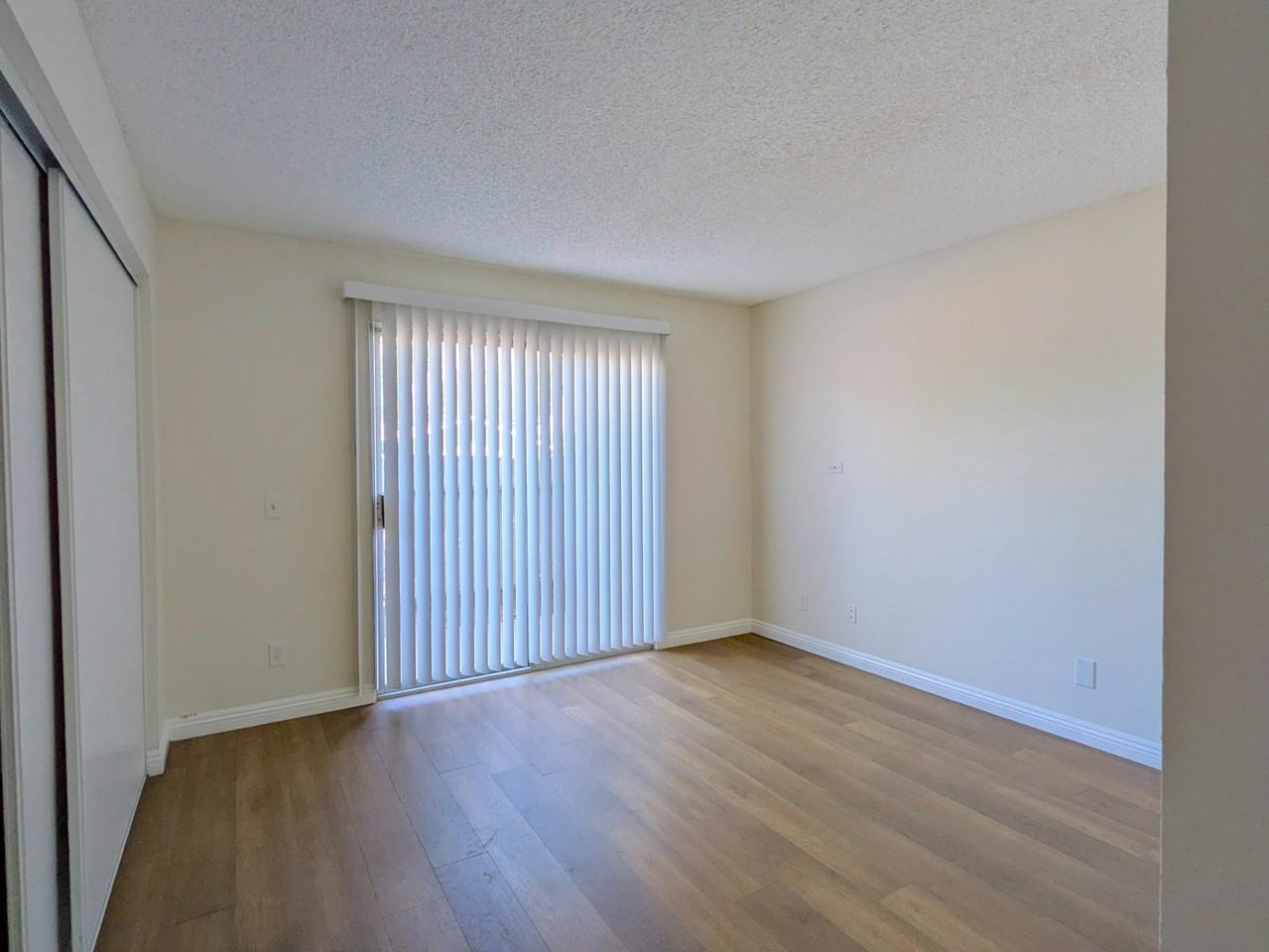 975 West Devonshire Avenue, Unit B - Photo 4 of 10