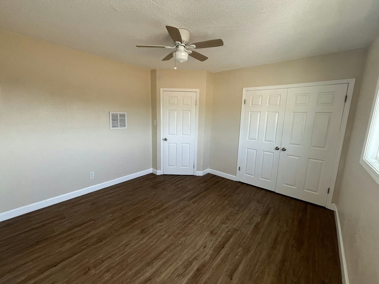 975 West Devonshire Avenue, Unit B - Photo 5 of 10