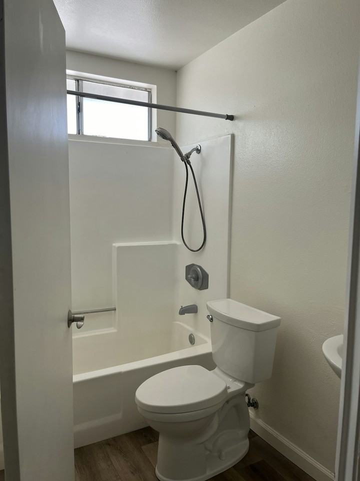 975 West Devonshire Avenue, Unit B - Photo 6 of 10