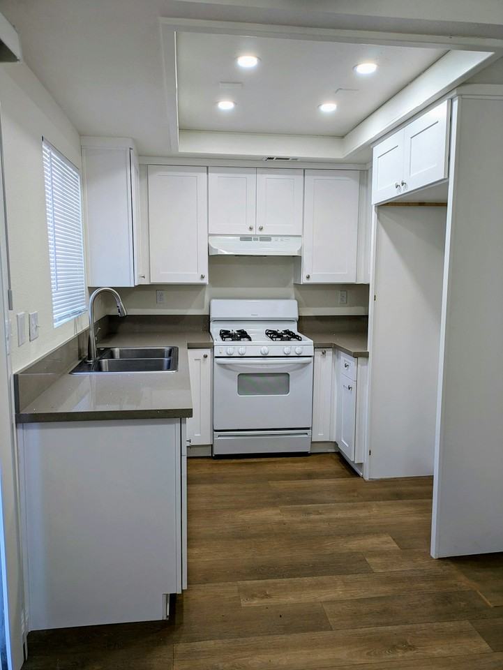 975 West Devonshire Avenue, Unit B - Photo 7 of 10