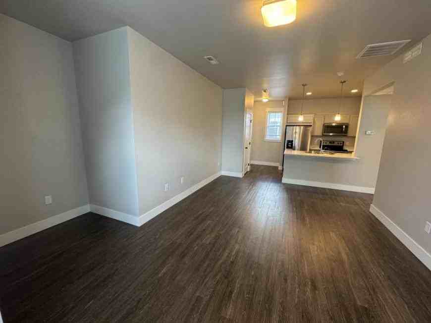 6048 Farmstead Ave - Photo 4 of 10