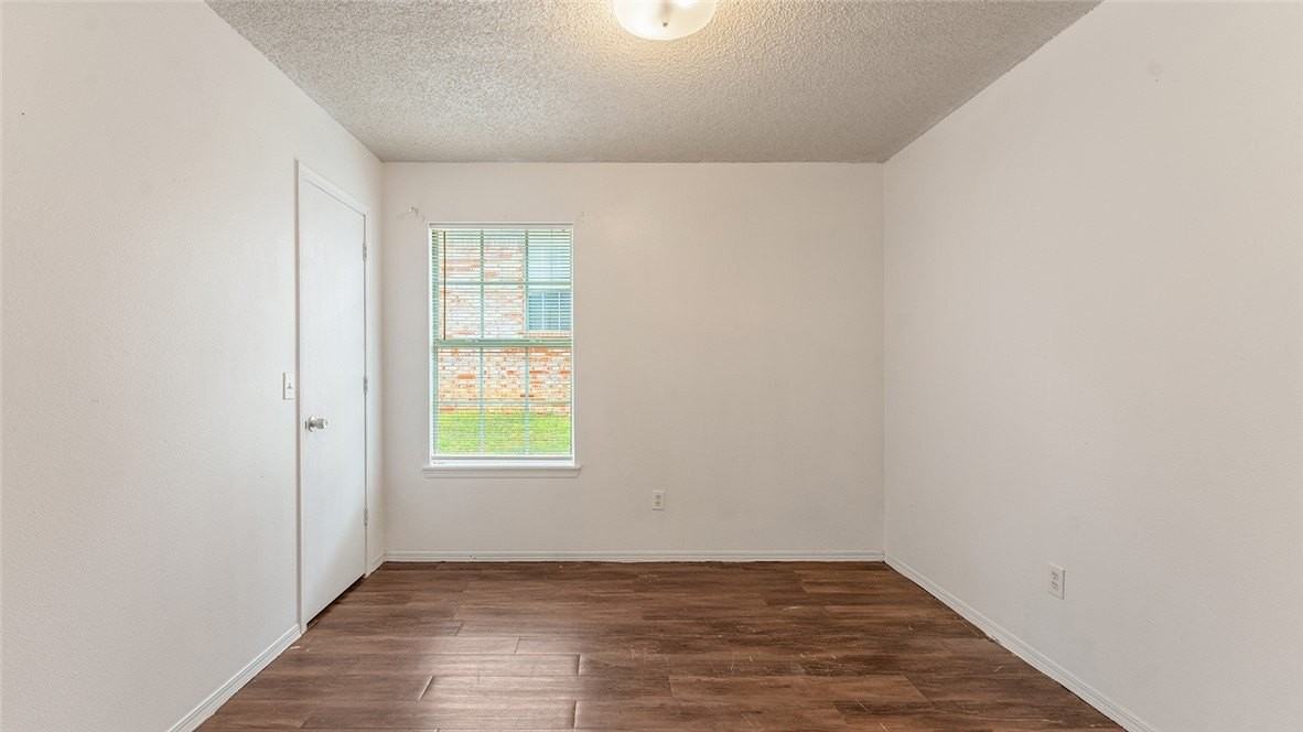 883 S Curtis Ave - Photo 6 of 17