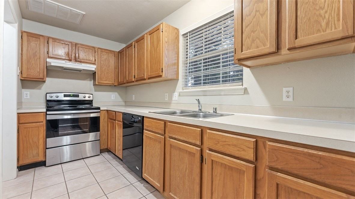 304 E Drake St - Photo 4 of 10