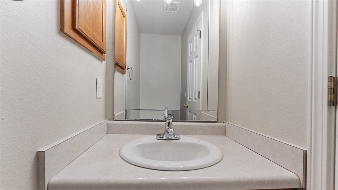 304 E Drake St - Photo 5 of 10