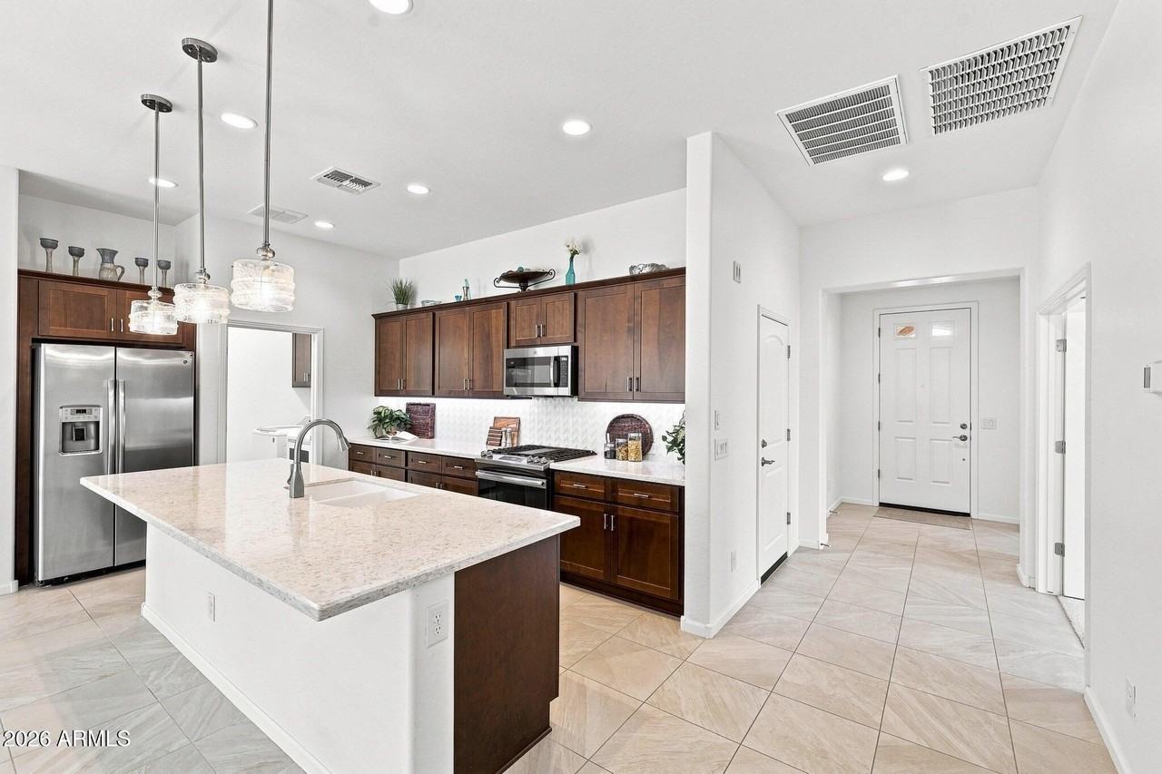 16907 W Holly St - Photo 3 of 39
