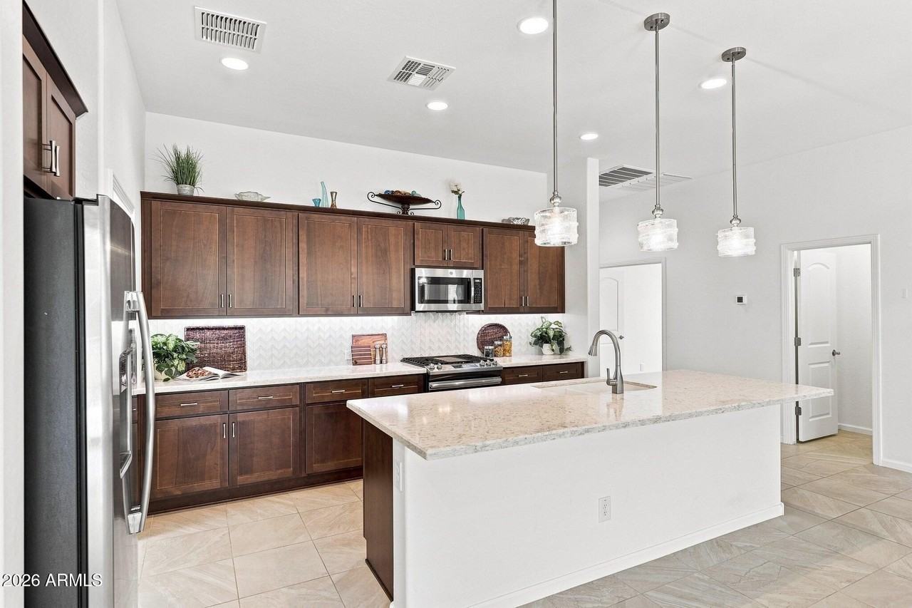 16907 W Holly St - Photo 5 of 39