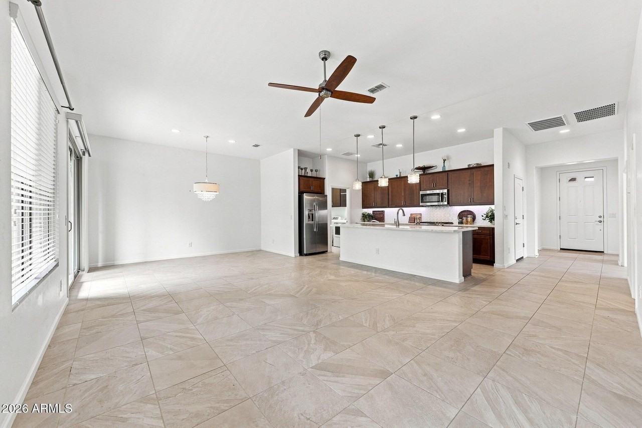 16907 W Holly St - Photo 6 of 39