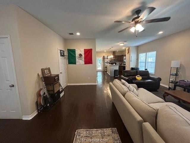 308 Holik St - Photo 4 of 28